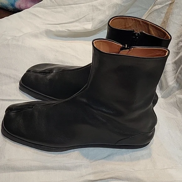 Maison Margiela Black Tabi Flat Camel Leather Split Toe Ankle Boots Mens Size 12 Crafted from camel leather, the ankle boots feature a 3cm  main image 2